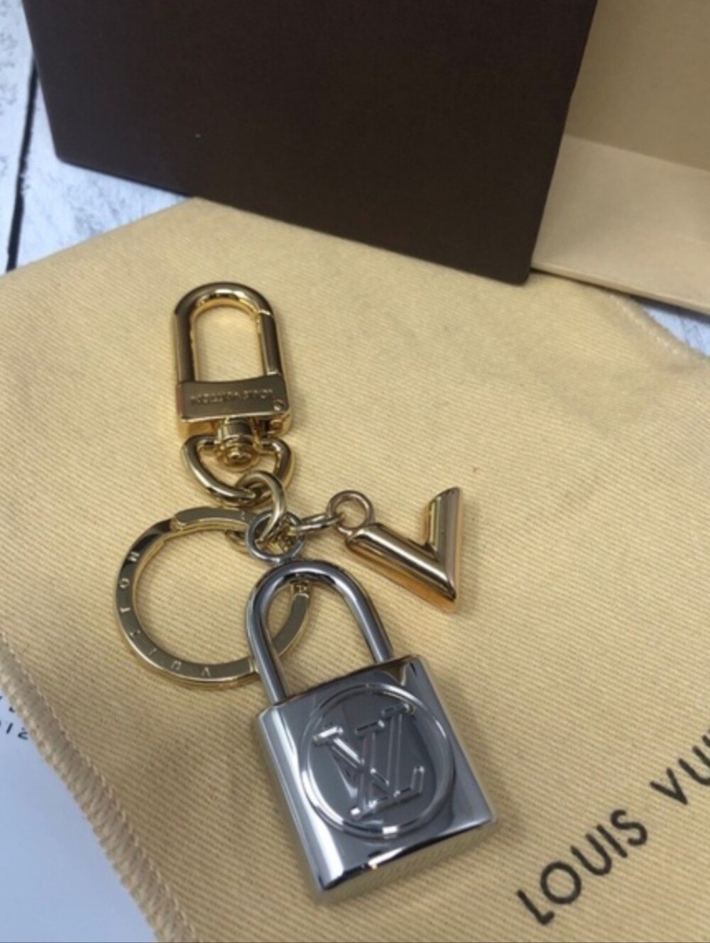Louis Vuitton. M67376 Kaleido V Padlock Key/Charm